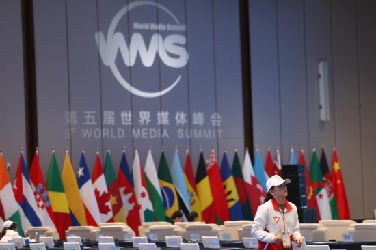   2023年12月2日，一名志愿者在廣州南沙灣濱海會(huì)議中心布置會(huì)場(chǎng)。（新華社記者李明攝）