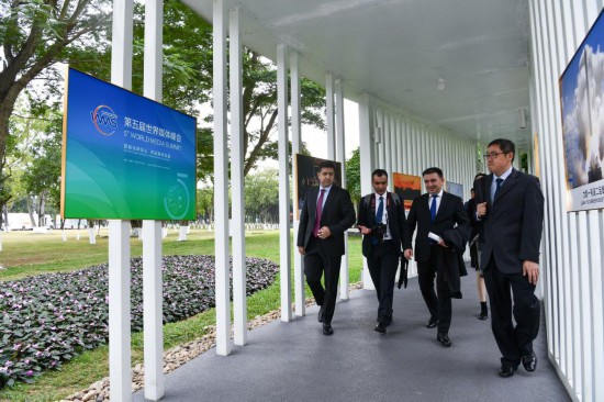   2023年12月2日，參會(huì)代表抵達(dá)廣州南沙灣濱海會(huì)議中心。（新華社記者梁旭攝）