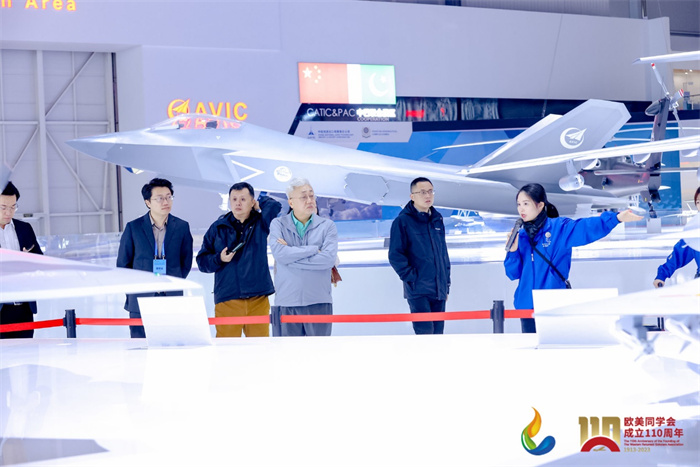 參會(huì)嘉賓和留學(xué)歸國(guó)人員參觀珠海太空中心。主辦方供圖