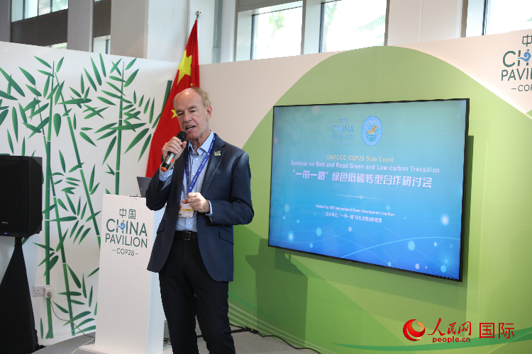 綠色聯(lián)盟聯(lián)合主席、世界自然基金會(huì)國(guó)際特使蘭博蒂尼在“一帶一路”綠色低碳轉(zhuǎn)型合作研討會(huì)上發(fā)言。人民網(wǎng)記者 張志文攝