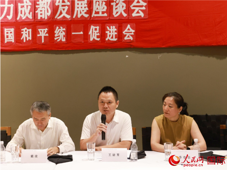 中國駐里約總領(lǐng)館副總領(lǐng)事王尉育（中）在座談會中致辭。人民網(wǎng)記者 陳海琪攝