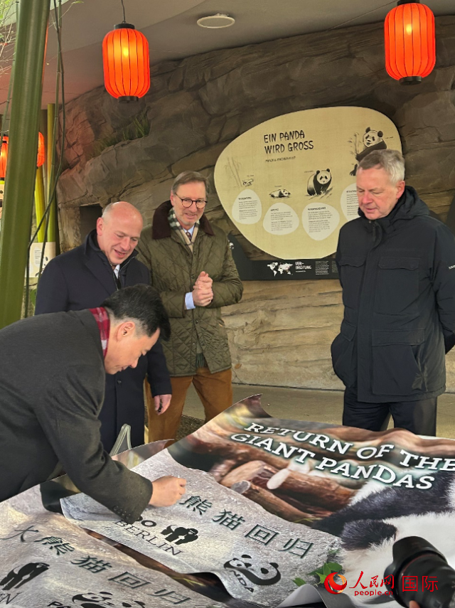 吳墾大使簽名。人民網(wǎng)記者 徐馨攝