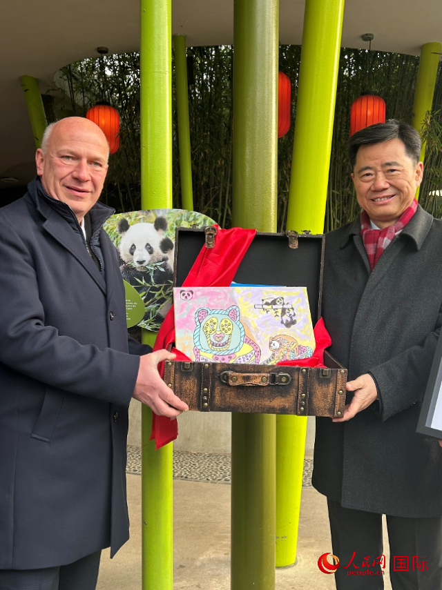 吳墾大使和韋格納市長手捧德國兒童為“夢想”“夢圓”準(zhǔn)備的手繪“送別大禮包”。人民網(wǎng)記者 徐馨攝