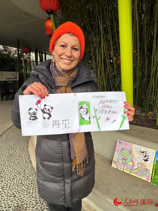 桑德拉和德國小朋友們的作品。右圖寫著“祝福好運(yùn)，再見 Pit和Paule（“夢想”“夢圓”的德語名字）”。人民網(wǎng)記者 徐馨攝