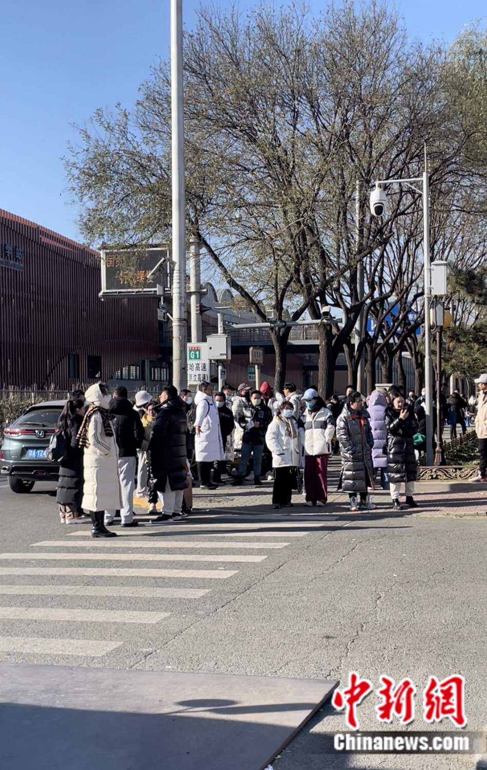 不少家長和老師在考場外等候。袁秀月 攝