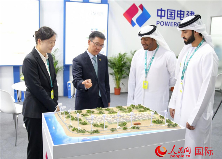 訪客在中國(guó)電建展臺(tái)參觀風(fēng)電項(xiàng)目沙盤。人民網(wǎng) 塔里克·易卜拉欣攝