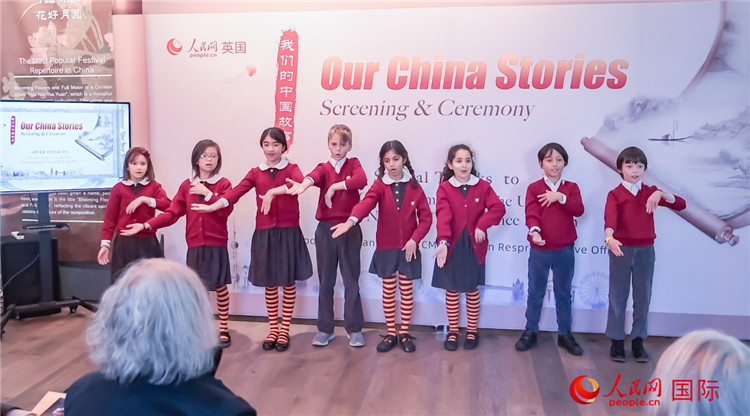 肯辛頓韋德預(yù)備學(xué)校小學(xué)生表演。人民網(wǎng) 郭錦標(biāo)攝