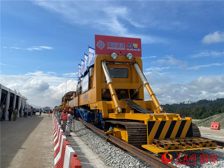 馬東鐵項(xiàng)目軌道工程啟動(dòng)儀式現(xiàn)場(chǎng)。人民網(wǎng)記者 劉慧攝