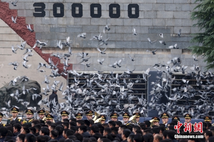 12月13日是第十個(gè)南京大屠殺死難者國(guó)家公祭日。當(dāng)天上午，南京大屠殺死難者國(guó)家公祭儀式在侵華日軍南京大屠殺遇難同胞紀(jì)念館舉行。圖為國(guó)家公祭儀式現(xiàn)場(chǎng)。<a target='_blank' href='/'><p  align=