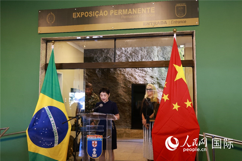 中國駐里約總領(lǐng)事田敏在攝影展開幕式上致辭。 人民網(wǎng)記者 陳海琪攝