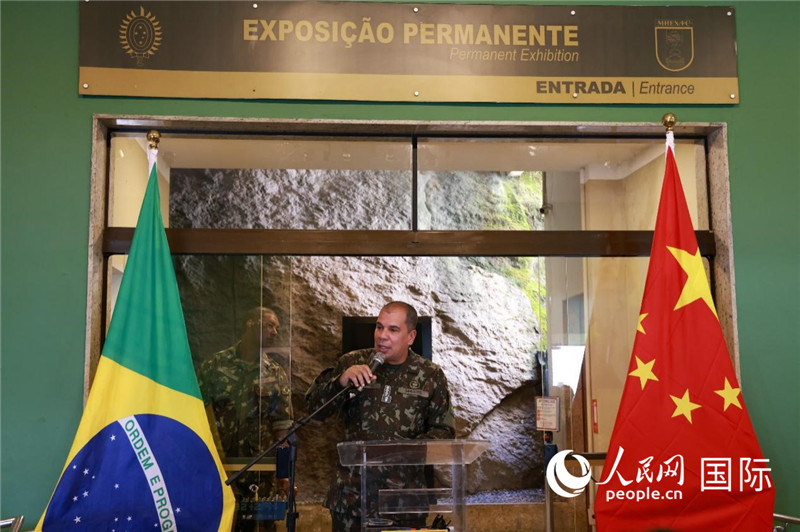 科帕卡瓦納要塞司令亞歷山大·羅伯托在攝影展開幕式上致辭。 人民網(wǎng)記者 陳海琪攝