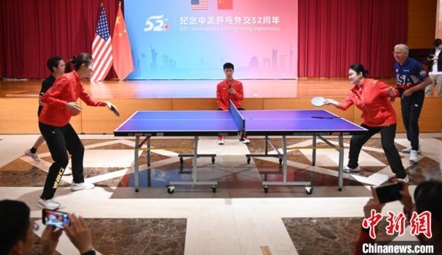當(dāng)?shù)貢r間12月13日，中國駐美使館在華盛頓舉辦慶?；顒蛹o(jì)念中美乒乓外交52周年。圖為丁寧、劉偉、戴爾等中美運(yùn)動員上演混雙表演賽。中新社記者 陳孟統(tǒng) 攝