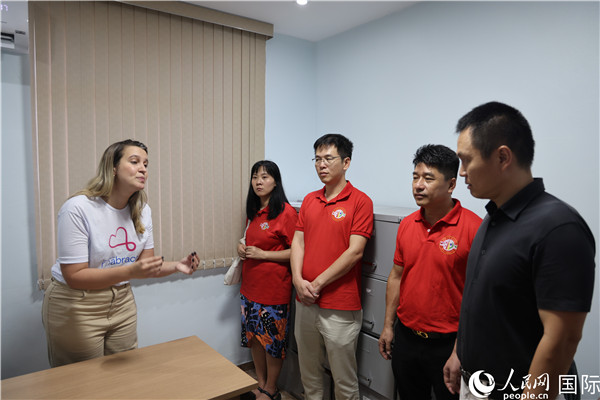 王尉育等人參觀并了解協(xié)會活動(dòng)場所及設(shè)施。人民網(wǎng)記者 時(shí)元皓攝