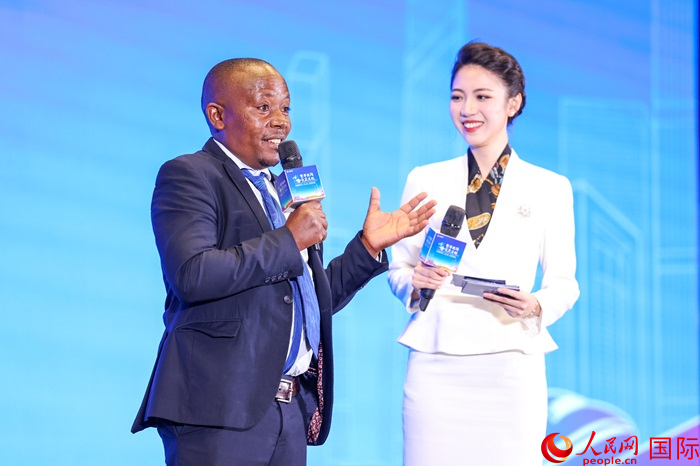 來自烏干達坎帕拉—恩德培機場高速公路項目的赫爾曼（左）被評為中國交建共建“一帶一路”最美外籍建設者之一。人民網記者 趙益普攝