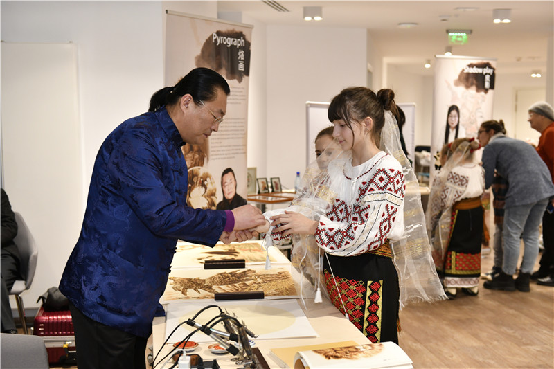 圖為羅馬尼亞小學(xué)生在現(xiàn)場(chǎng)體驗(yàn)烙畫。 布加勒斯特中國(guó)文化中心供圖