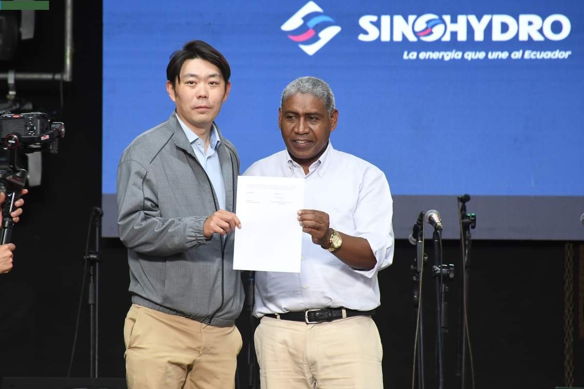 中國(guó)電建厄瓜多爾國(guó)別代表白納（左）代表中國(guó)電建向厄瓜多爾埃爾查科市康復(fù)中心捐贈(zèng)了一批康復(fù)器材，埃爾查科市市長(zhǎng)奧斯卡·德拉克魯斯·卡瓦蒂霍（右）對(duì)中國(guó)企業(yè)的善舉表示感謝。中國(guó)電建厄瓜多爾代表處供圖