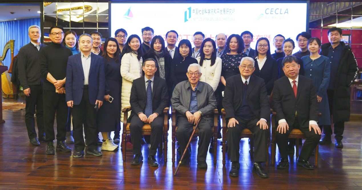 與會專家學者舉行合影。主辦方供圖