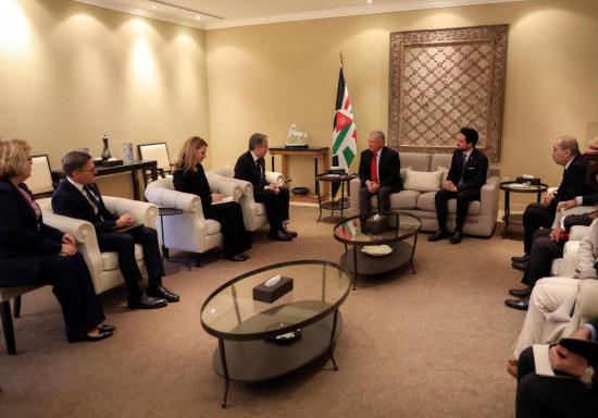 1月7日，約旦國(guó)王阿卜杜拉二世（中右）在安曼會(huì)見到訪的美國(guó)國(guó)務(wù)卿布林肯（中左）。新華社發(fā)（約旦王宮供圖）