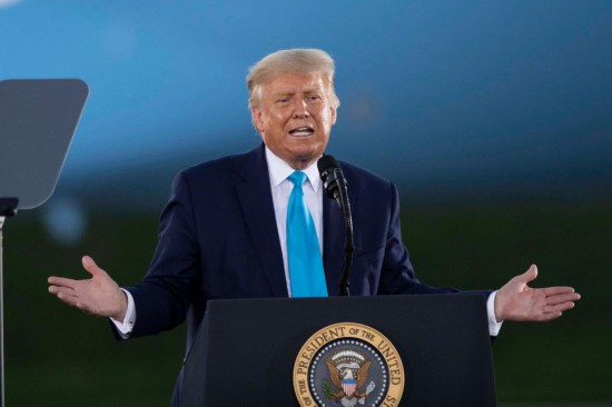 這是2020年9月3日時(shí)任美國(guó)總統(tǒng)特朗普在美國(guó)賓夕法尼亞州拉特羅布參加競(jìng)選集會(huì)的資料照片。新華社記者劉杰攝