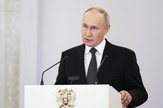 2023年12月8日，俄羅斯總統(tǒng)普京在莫斯科克里姆林宮出席“祖國(guó)英雄日”慶祝儀式。新華社/塔斯社