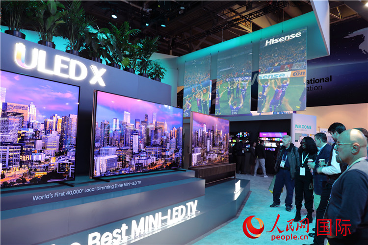 在2024年美國消費(fèi)電子展上，人們駐足觀看中國企業(yè)海信推出的ULED X系列電視110UX，該產(chǎn)品獲得“2024年美國消費(fèi)電子展創(chuàng)新獎”。人民網(wǎng)記者 李志偉攝