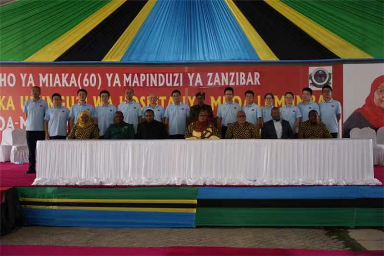 坦桑尼亞政要與中國(guó)醫(yī)療隊(duì)合影。中國(guó)（江蘇）第33期援桑給巴爾醫(yī)療隊(duì)供圖