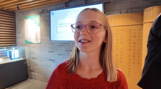 美國猶他州小學(xué)生米麗婭姆·居布萊接受記者采訪。