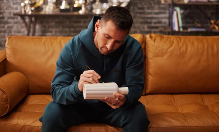 2023年10月，赤水河酒曬出的梅西為赤水河酒酒瓶簽名照片。 截圖自