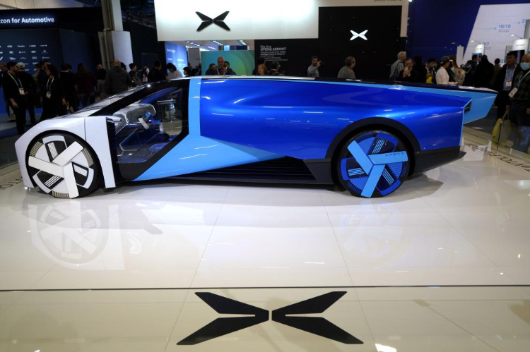 1月11日，人們在美國拉斯維加斯消費(fèi)電子展小鵬公司展臺(tái)觀看電動(dòng)飛行汽車Aeroht。新華社記者吳曉凌攝