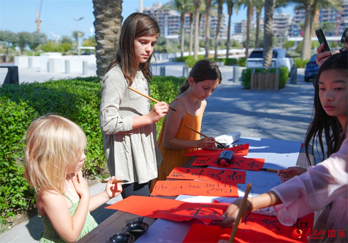 小朋友體驗(yàn)書法創(chuàng)作。人民網(wǎng) 塔里克·易卜拉欣攝