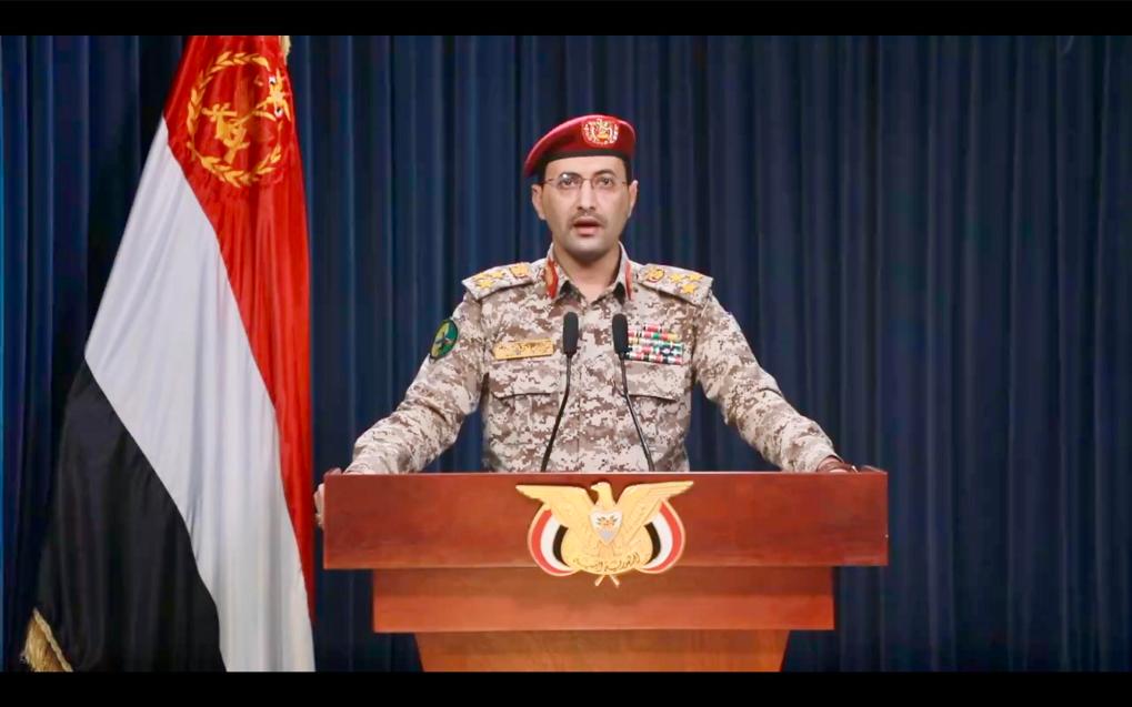 這張1月18日的視頻截圖顯示，也門胡塞武裝發(fā)言人葉海亞·薩雷亞發(fā)表聲明。新華社發(fā)