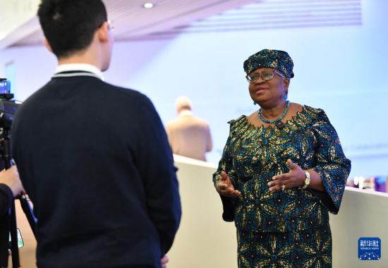 1月18日，世界貿(mào)易組織總干事伊維拉在瑞士達(dá)沃斯舉行的世界經(jīng)濟(jì)論壇2024年年會(huì)期間接受新華社記者專訪。新華社記者 連漪 攝