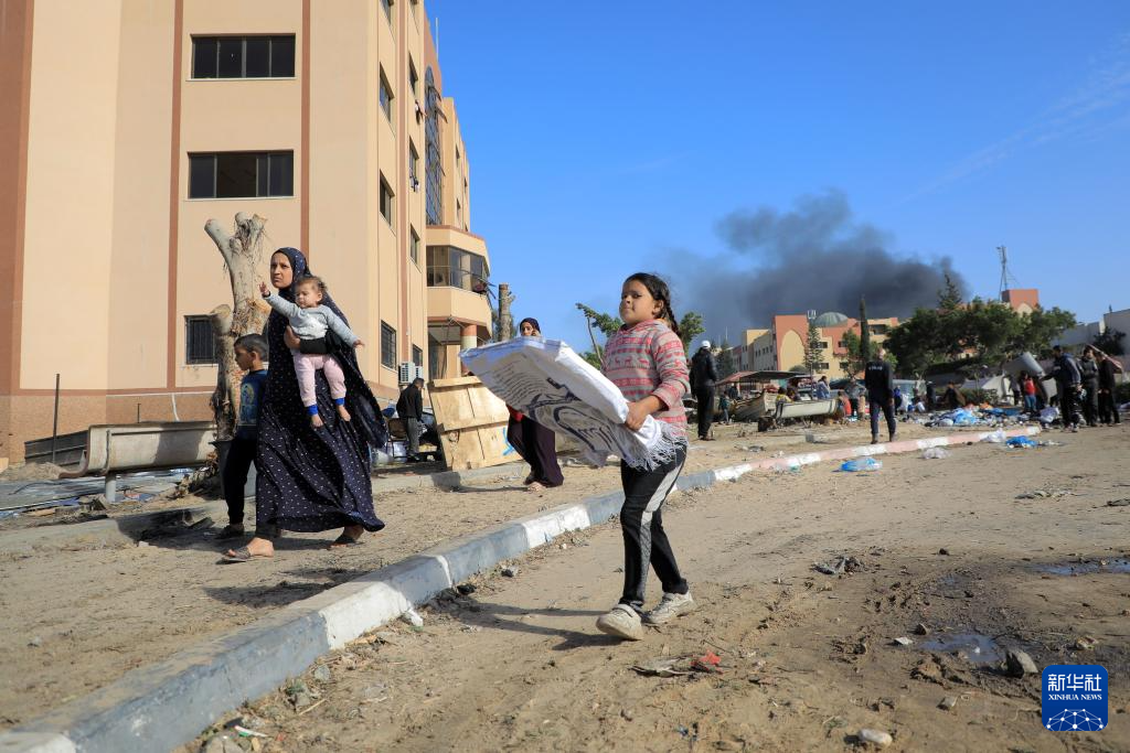 1月22日，加沙地帶南部城市汗尤尼斯遭到以軍攻擊后升起濃煙。新華社發(fā)（里澤克·阿卜杜勒賈瓦德攝）