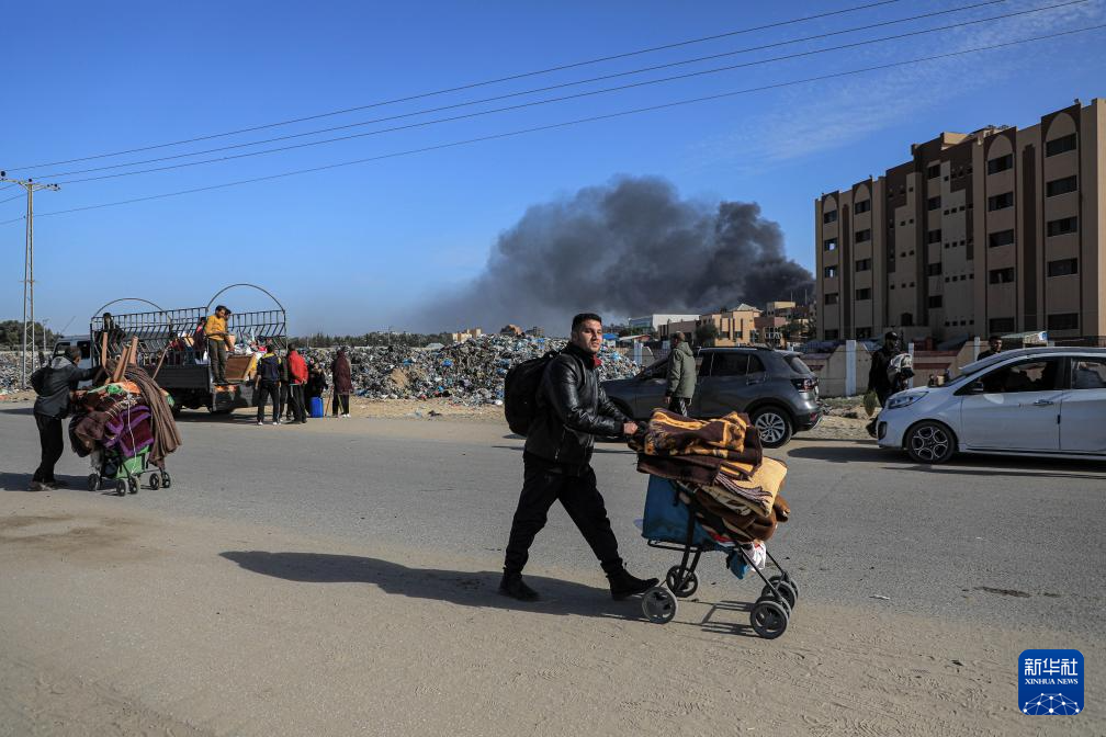 1月22日，在加沙地帶南部城市汗尤尼斯，人們逃離家園。新華社發(fā)（里澤克·阿卜杜勒賈瓦德攝）