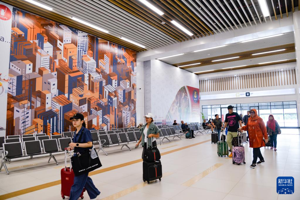 1月24日，在印度尼西亞雅加達(dá)哈利姆站，乘客在候車大廳內(nèi)行走。新華社記者 徐欽 攝