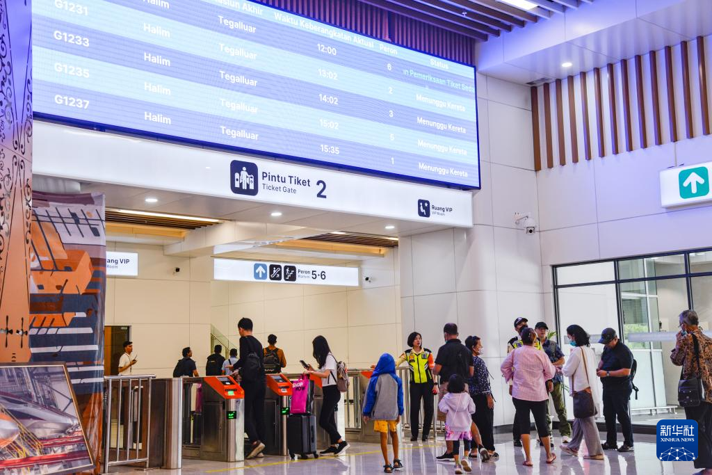1月24日，在印度尼西亞雅加達(dá)哈利姆站候車大廳，乘客刷票前往站臺(tái)。新華社記者 徐欽 攝
