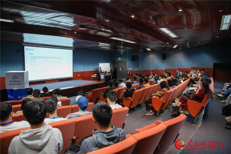 圖為23日，中國學(xué)生在聽取講座。人民網(wǎng)塔里克·易卜拉欣攝