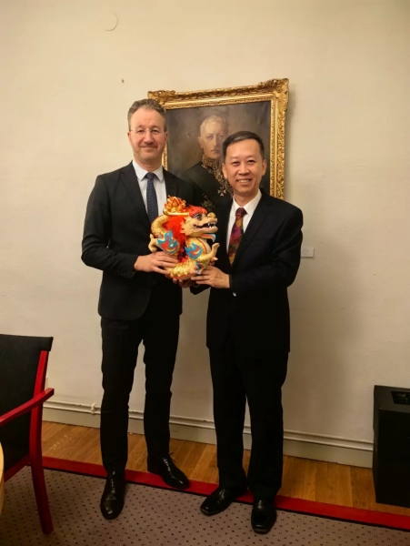 中國駐瑞典大使崔愛民（右）會見瑞典外交部外貿(mào)總司長嚴(yán)波（左）。中國駐瑞典大使館供圖