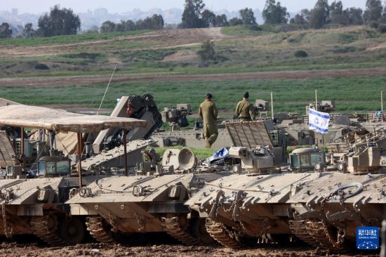 這是1月24日拍攝的加沙邊境以色列一側的以軍部隊。新華社發(fā)(吉爾·科恩·馬根攝)