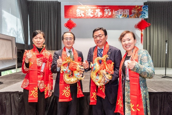 向池田知事、大西市長(zhǎng)贈(zèng)送“歡樂春節(jié)“吉祥龍。從左到右為魏有美副總領(lǐng)事、池田豊人知事、大西秀人市長(zhǎng)、馬曉琛主任。中國(guó)駐大阪旅游辦事處供圖