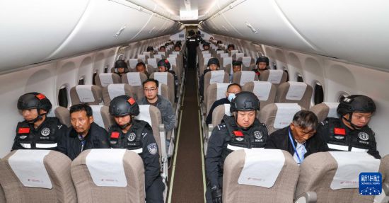 1月30日，白所成、白應(yīng)蒼、魏懷仁、劉正祥、劉正茂、徐老發(fā)等10名緬北重大犯罪嫌疑人在被押解回國的飛機(jī)上。新華社記者 殷剛 攝