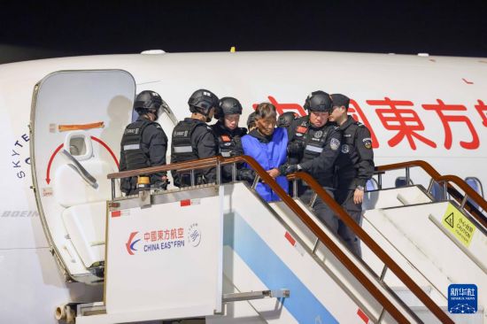 1月30日，在云南昆明長水機(jī)場，緬北重大犯罪嫌疑人白所成被我公安機(jī)關(guān)成功押解回國。新華社記者 殷剛 攝