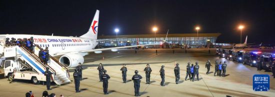 1月30日，在云南昆明長水機(jī)場，白所成、白應(yīng)蒼、魏懷仁、劉正祥、劉正茂、徐老發(fā)等10名緬北重大犯罪嫌疑人被我公安機(jī)關(guān)成功押解回國。新華社記者 殷剛 攝