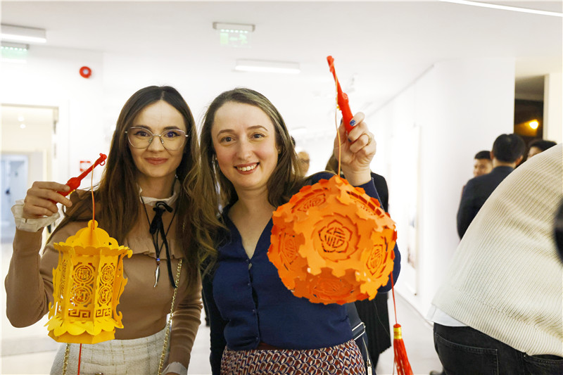 羅馬尼亞觀眾對泉州花燈愛不釋手。 布加勒斯特中國文化中心供圖