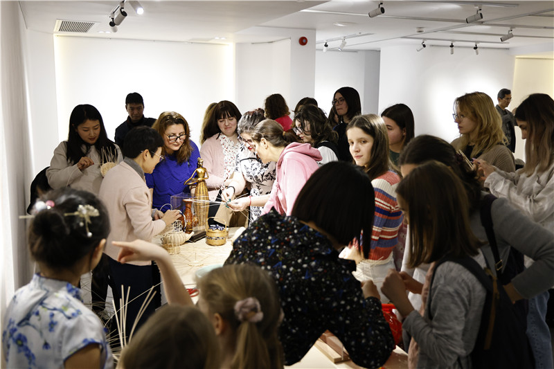 羅馬尼亞觀眾體驗安溪竹藤編技藝。 布加勒斯特中國文化中心供圖