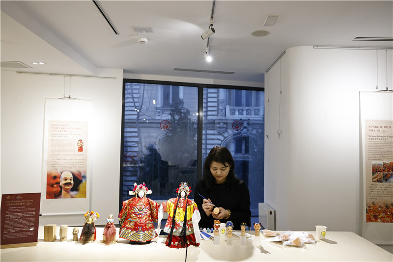 中國泉州的非遺大師制作江加走木偶頭雕刻。 布加勒斯特中國文化中心供圖_副本