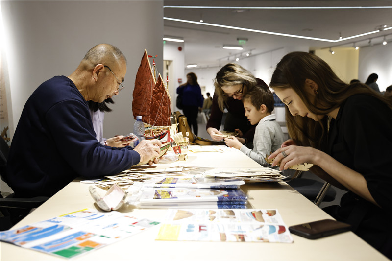 中國泉州非遺大師現場指導制作水密隔艙福船制造技藝。 布加勒斯特中國文化中心供圖