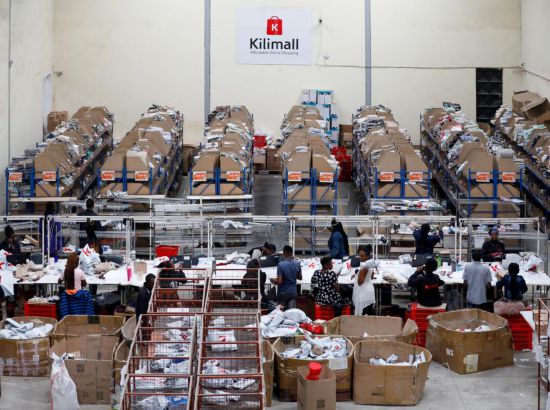 2023年11月11日，在肯尼亞姆洛隆戈，Kilimall員工在倉庫內(nèi)工作。新華社記者 李亞輝 攝