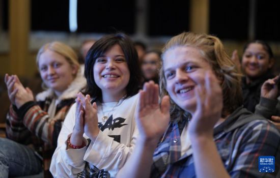 1月30日，在美國華盛頓州塔科馬市林肯中學(xué)，將于3月啟程赴華交流的林肯中學(xué)12年級學(xué)生蒙特塞拉特·羅梅羅-羅查（中）參加美國中學(xué)生赴華交流歡送儀式。新華社記者 吳曉凌 攝