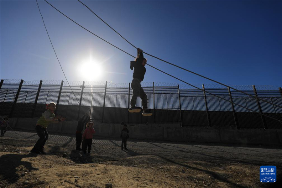 1月31日，在加沙地帶南部城市拉法同埃及邊境地區(qū)，巴勒斯坦兒童在玩耍。新華社發(fā)（亞西爾·庫迪攝）